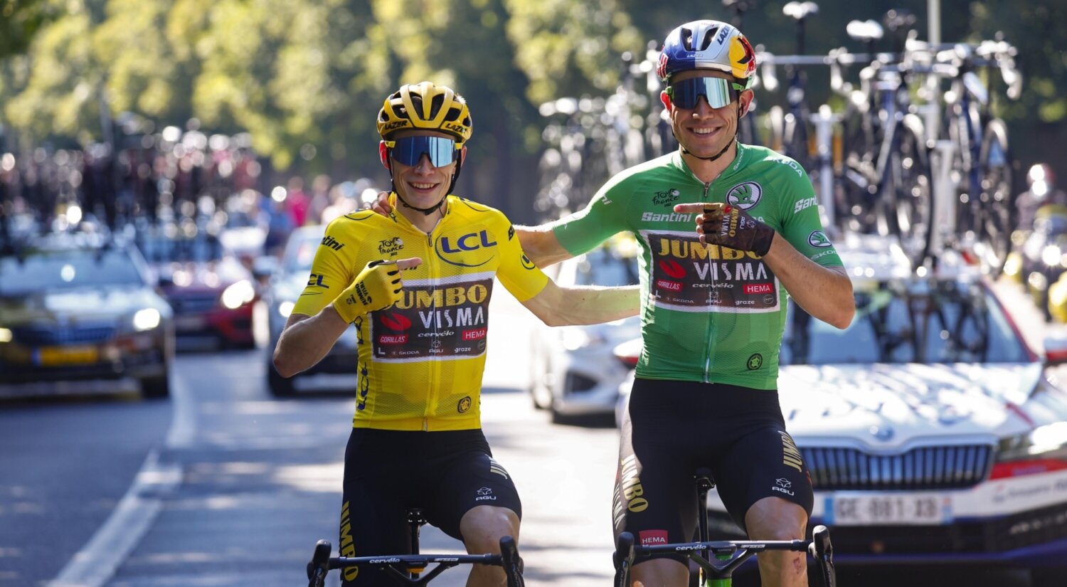 			© Vingegaard en Van Aert na het winnen van de gele- en groene trui
	