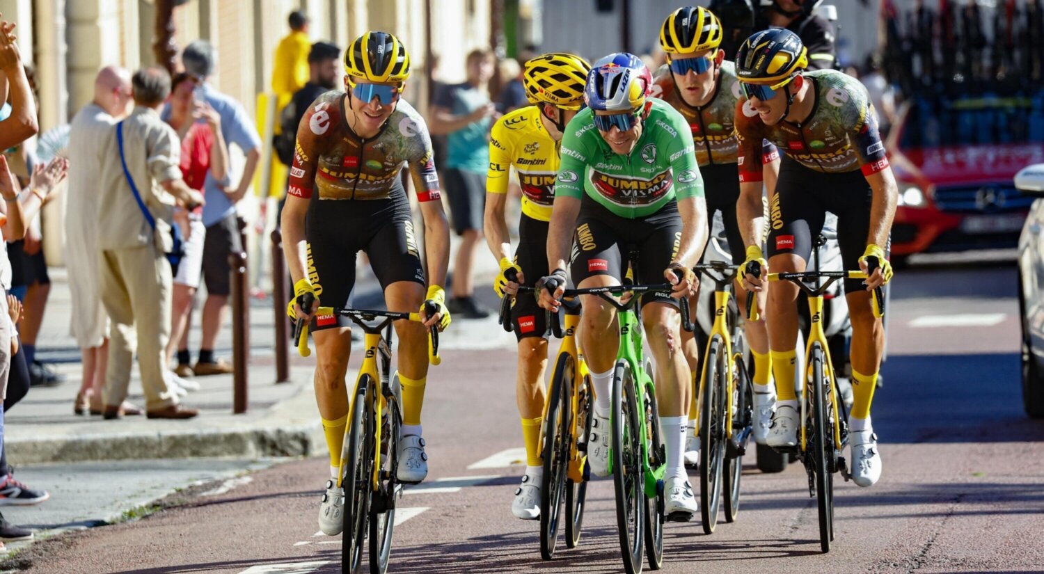 			© Team Jumbo-Visma in Parijs voor de slotetappe van de gewonnen Tour de France 2022
	