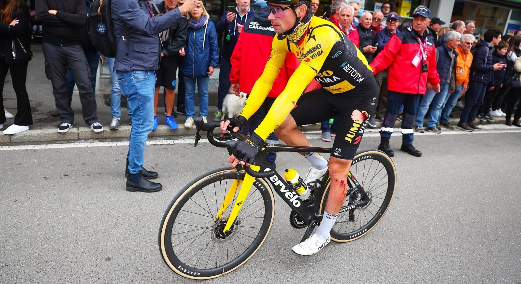 Roglic survives crash in eleventh stage of Giro d'Italia	