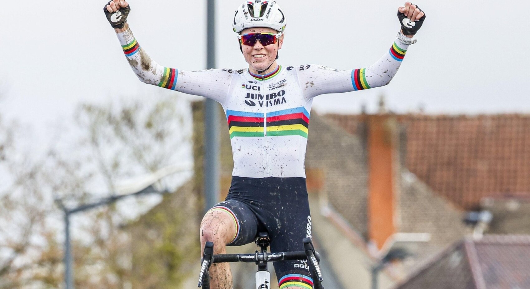 Glorious return to cyclocross for Van Empel	